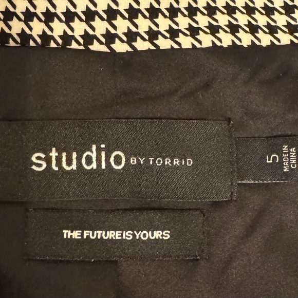 Torrid Studio Black & White Houndstooth Suit Set – Vest 5 & Pants 28R - Picture 6 of 10